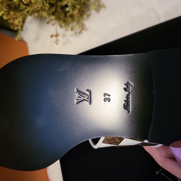 LOUIS VUITTON Leather Printed T-Strap Sandals Size 37 Never Worn! - Picture 6 of 8